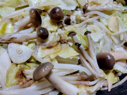 ゴーヤしめじウインナーのごま油炒め