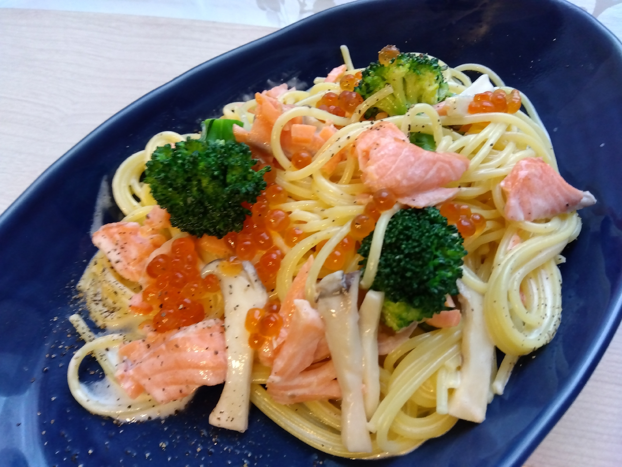 スモークサーモンとイクラの親子クリームパスタ