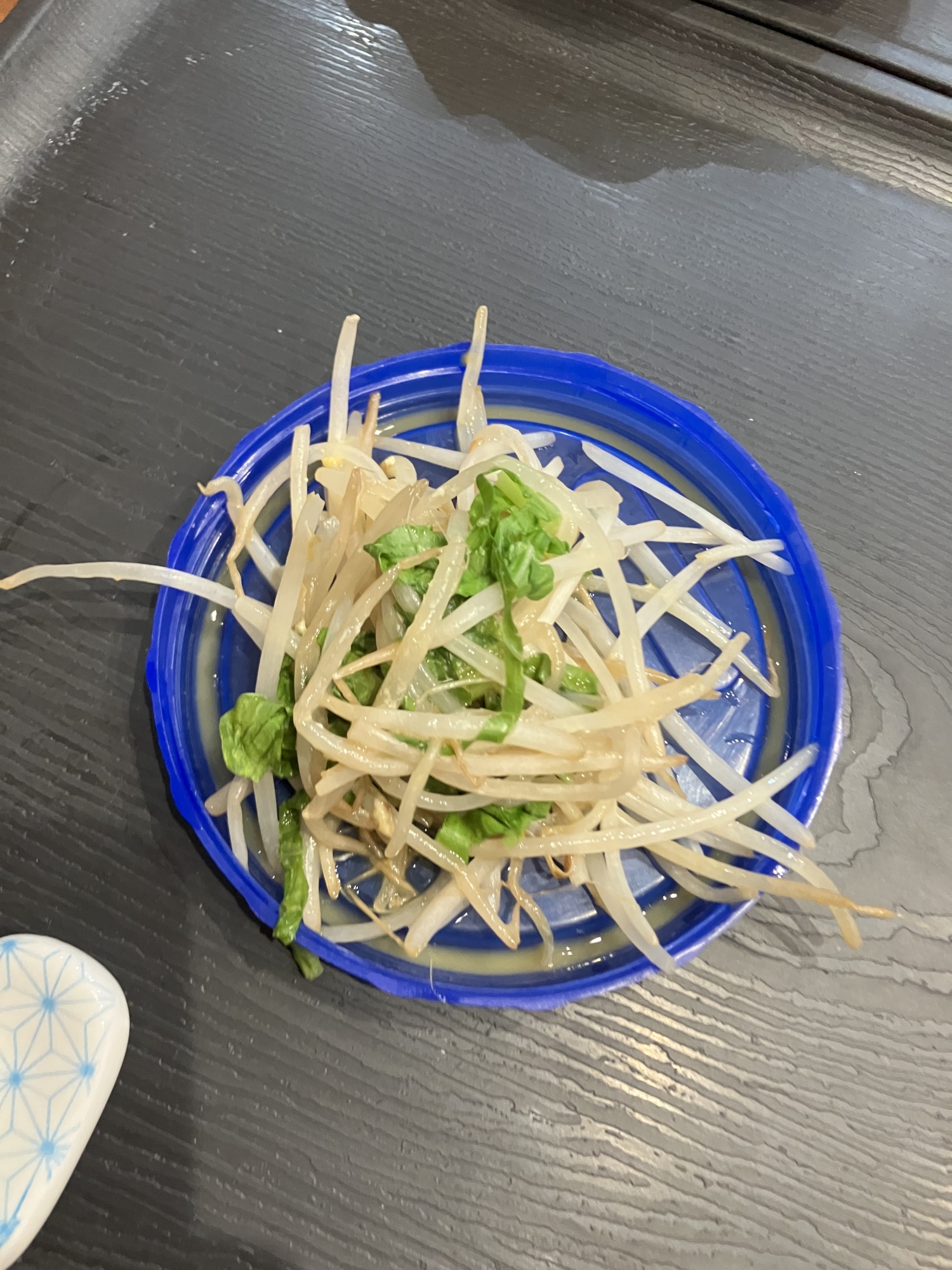 もやしとカブの葉で醤油炒め