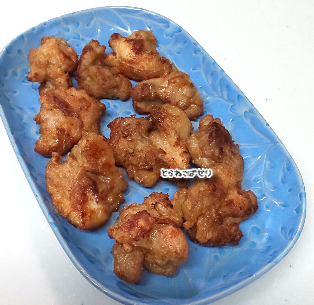 青い皿に盛りつけられた鶏の唐揚げ