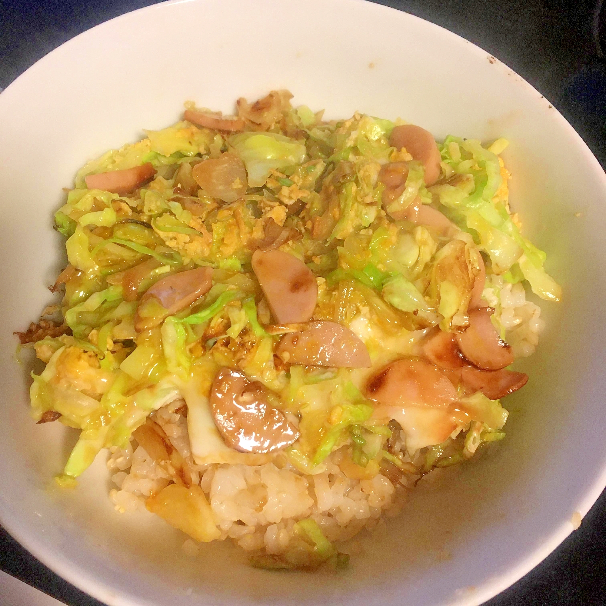 キャベツ、魚肉ソーセージの玄米卵丼