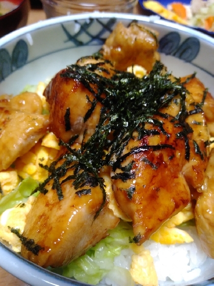 シャキシャキ食感☆残った千切りキャベツで焼き鳥丼