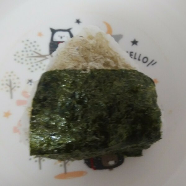 ちりめんじゃこ あみえび とろろ昆布のおにぎり レシピ 作り方 By Mamacream 楽天レシピ ちりめんじゃこ あみえび とろろ昆布のおにぎり レシピ 作り方 By Mamacream 楽天レシピ