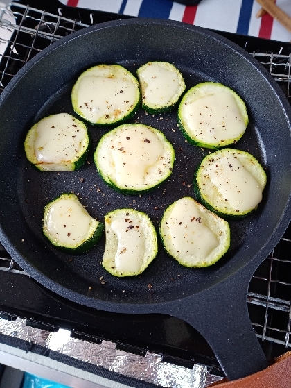 キャンプの朝食に実家産ズッキーニで作りました。チーズと合いとても美味しく娘からも好評です☆おつまみにもいいですね～リピします。ありがとうございます!