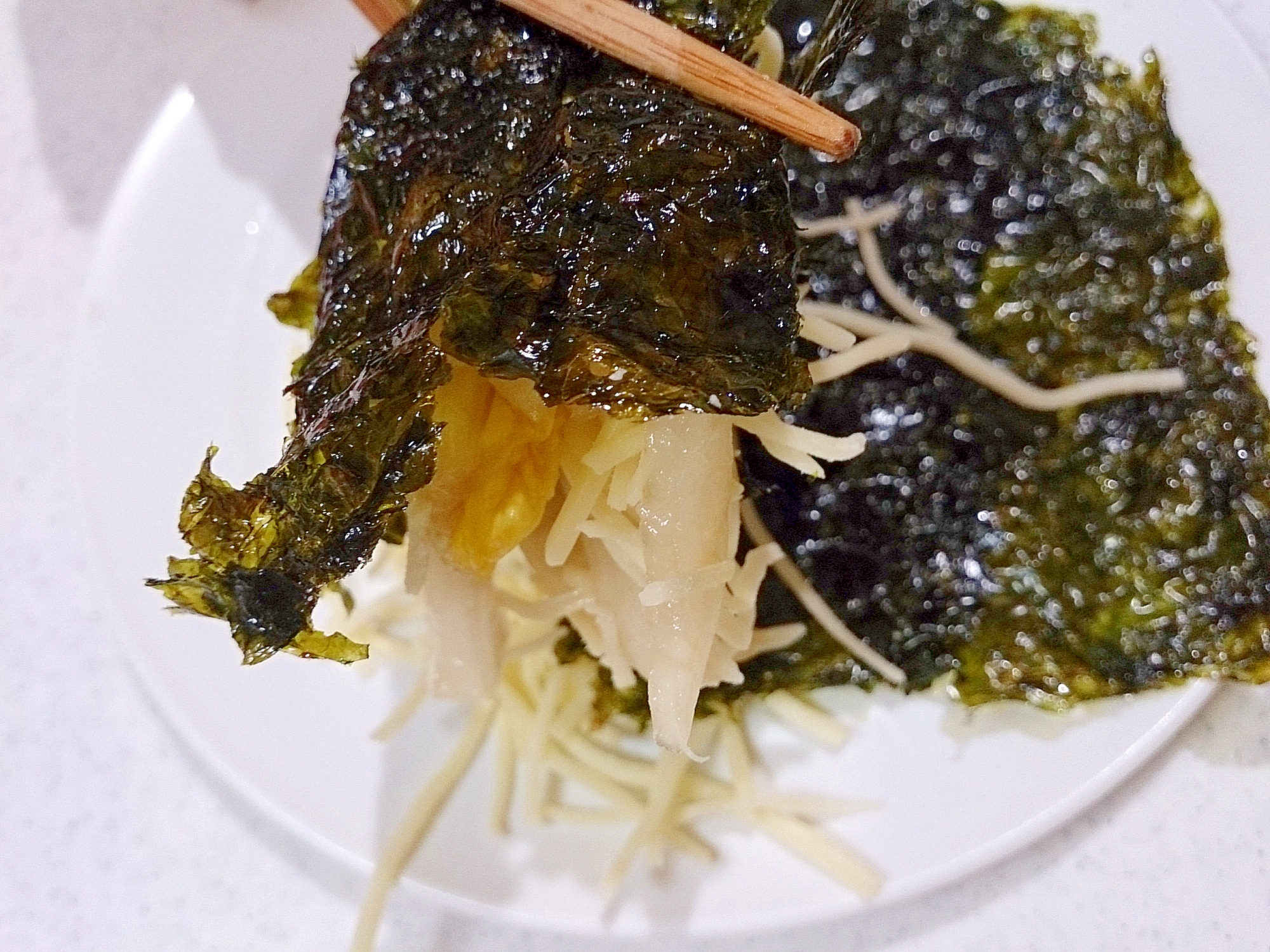 白菜と大根の醤油漬けとチーズの韓国海苔巻き