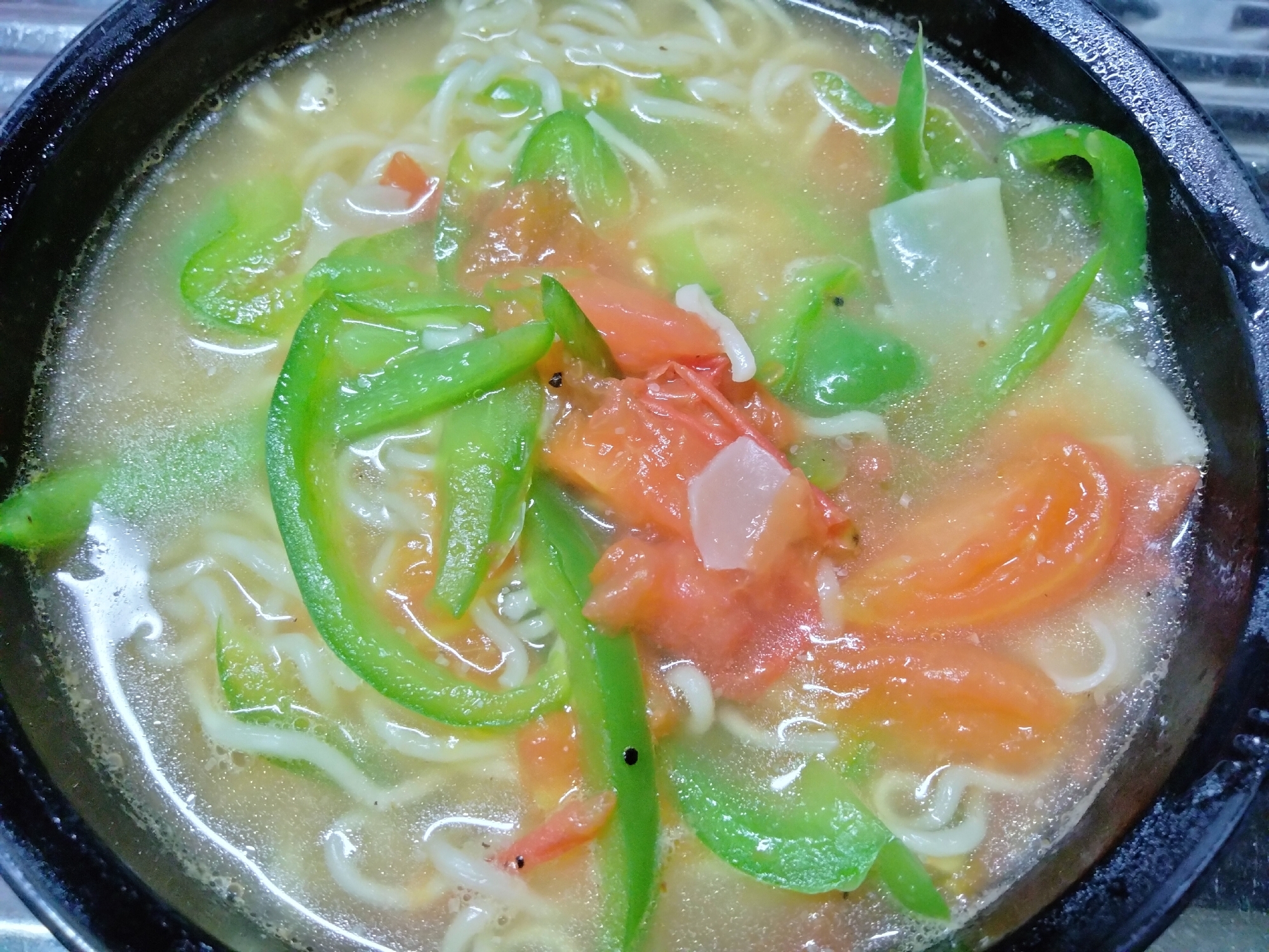 ピーマンとトマト入りインスタントラーメン