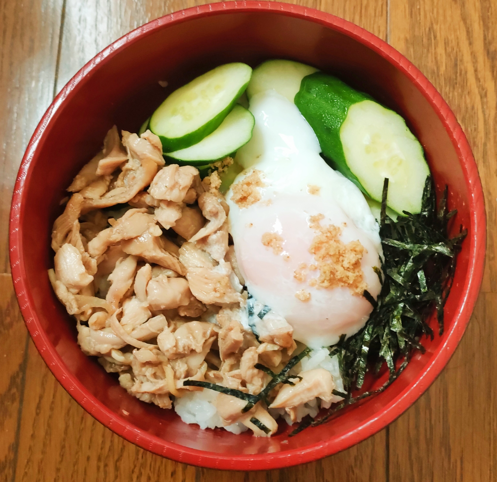 ごま油香る蒸し鶏むね肉丼