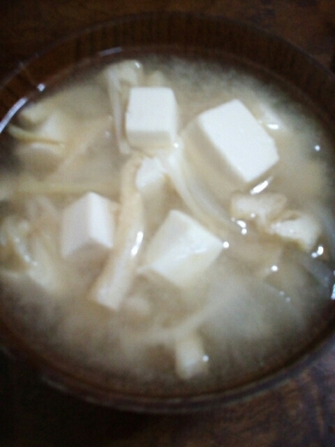 豆腐と油揚げと玉ねぎの味噌汁