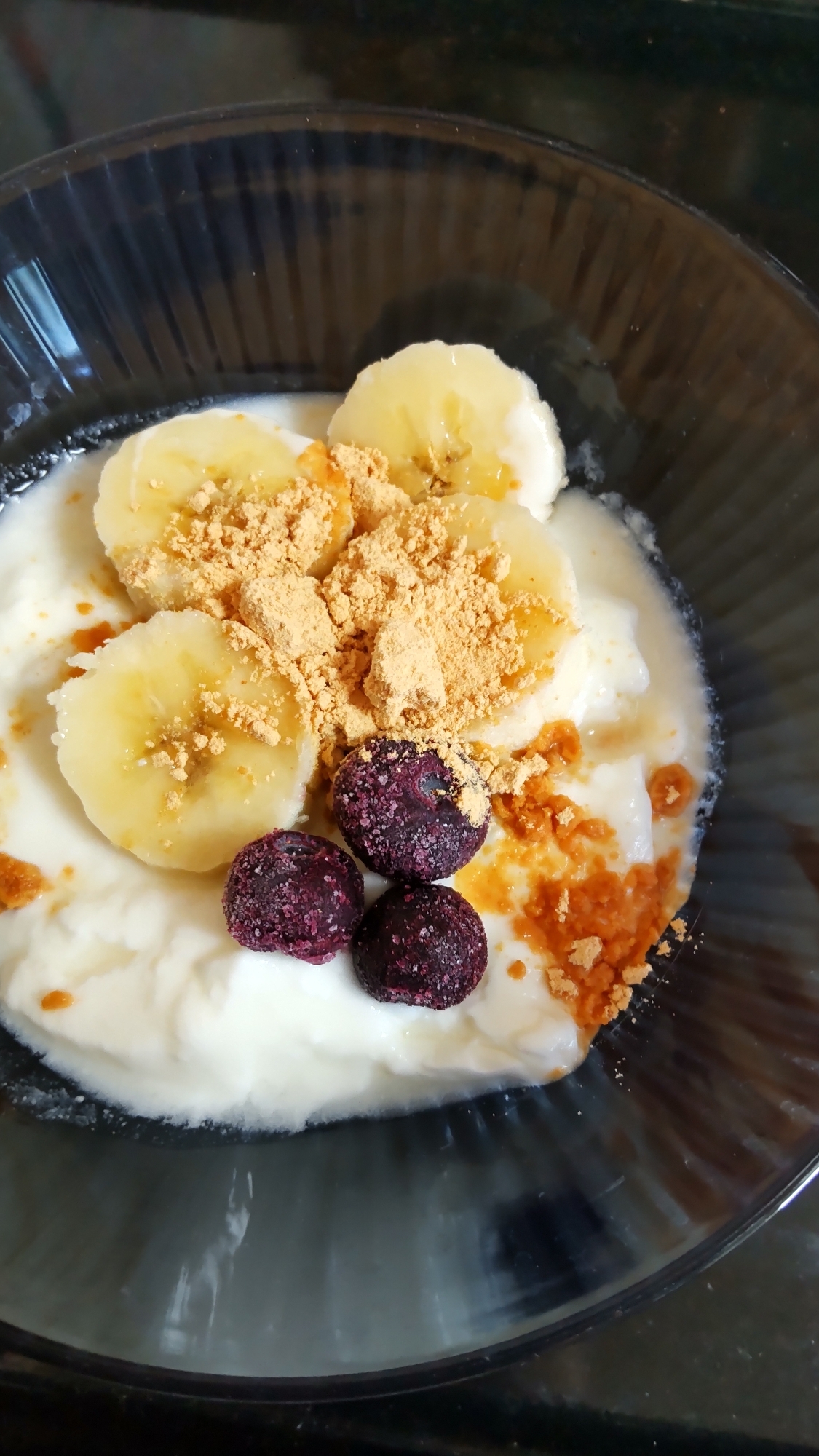 バナナとブルーベリーきな粉のヨーグルト