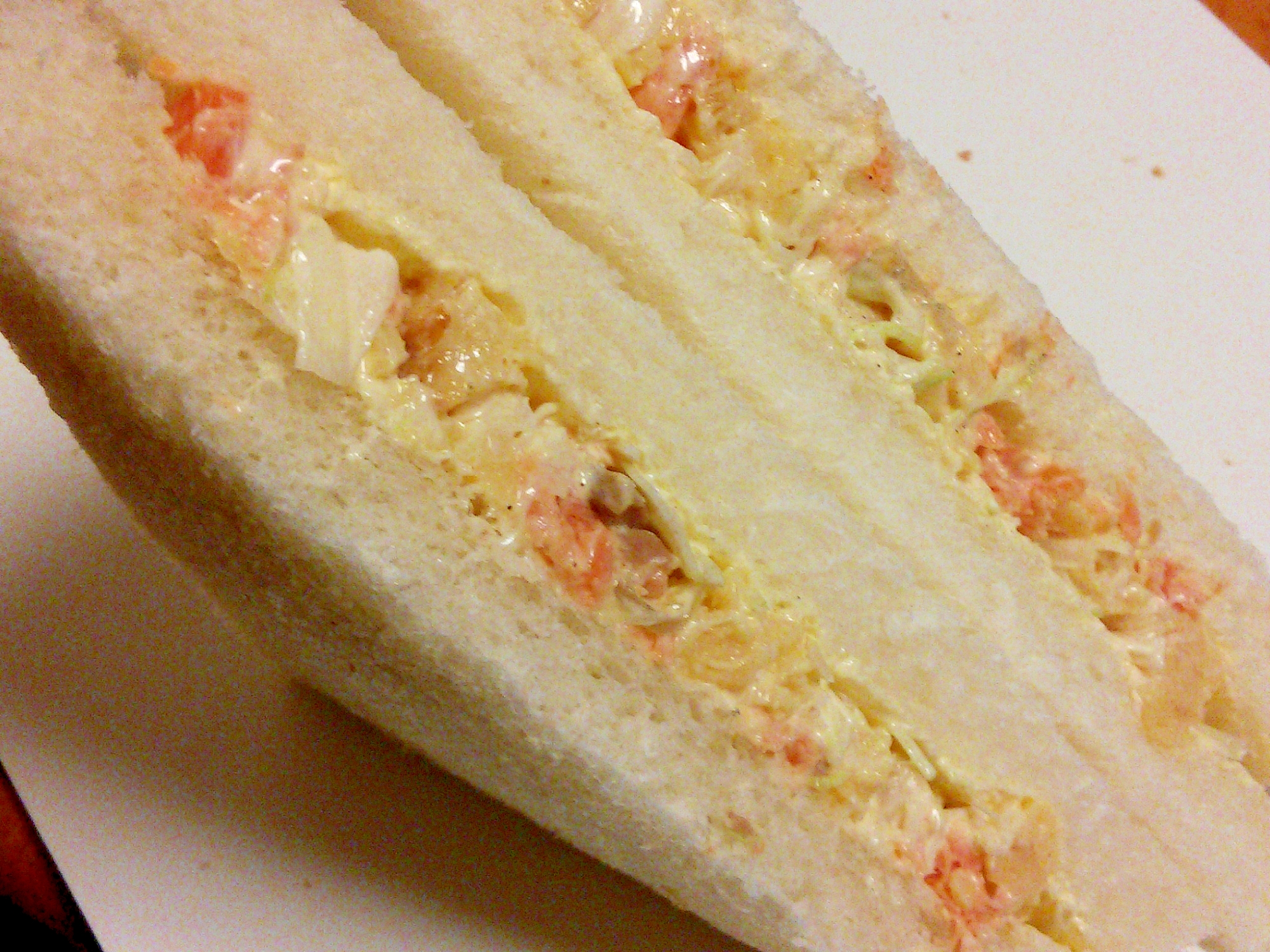 鮭マヨネーズとたまごとキャベツのサンドイッチ
