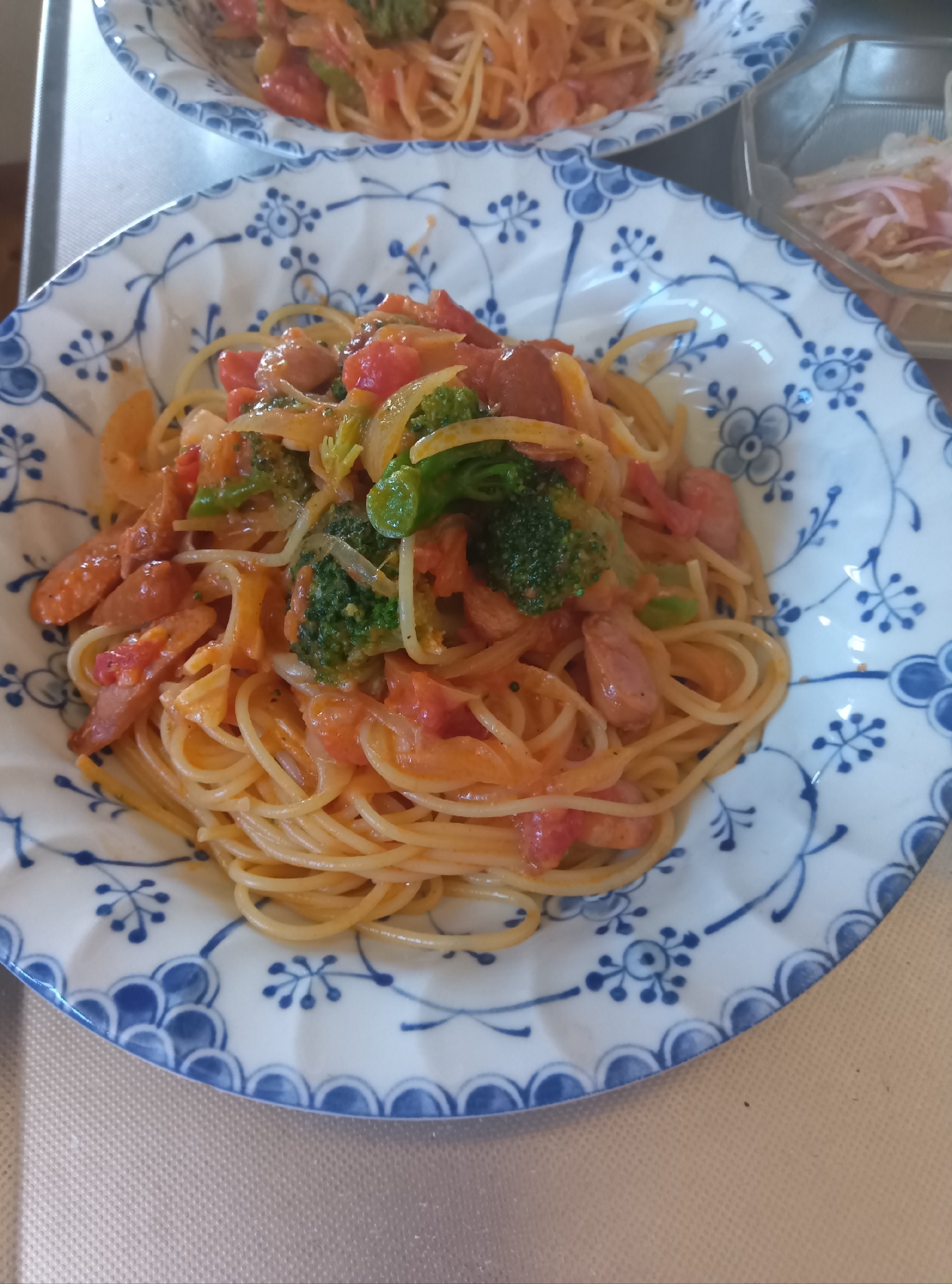 ウィナーとブロッコリーのトマトクリームパスタ