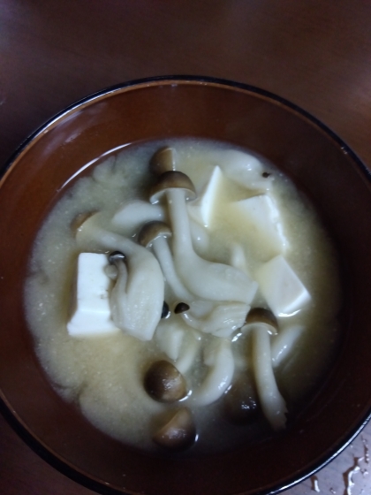 しめじと豆腐と長ねぎの味噌汁