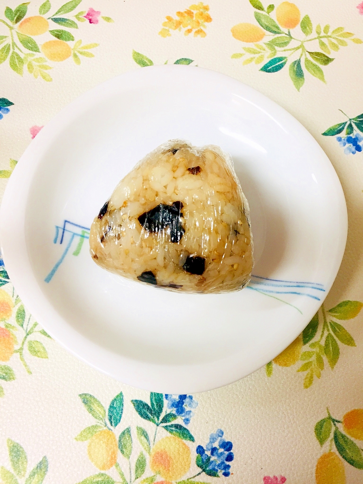 ごま香る♪塩昆布おにぎり