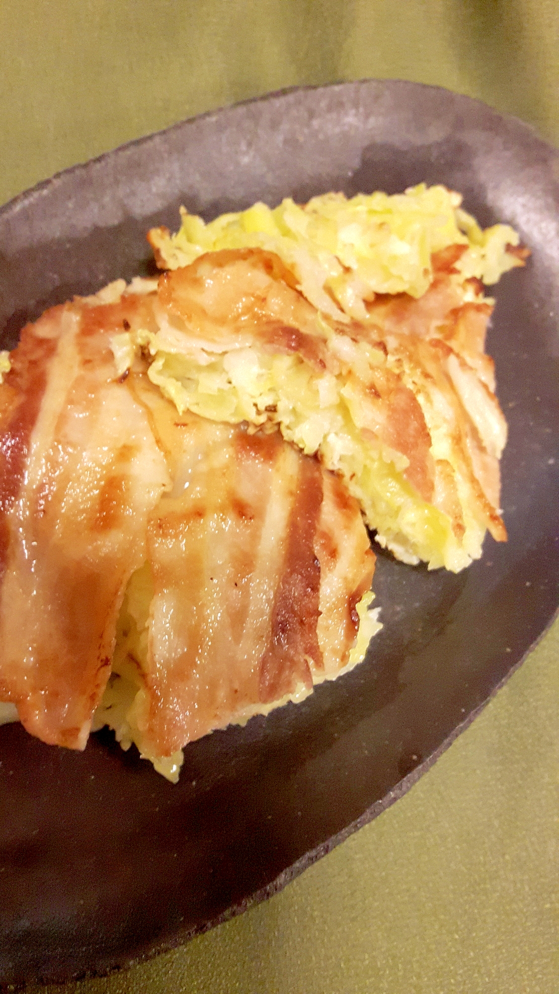 黒い皿に盛られたしょうゆ香るキャベツ焼き