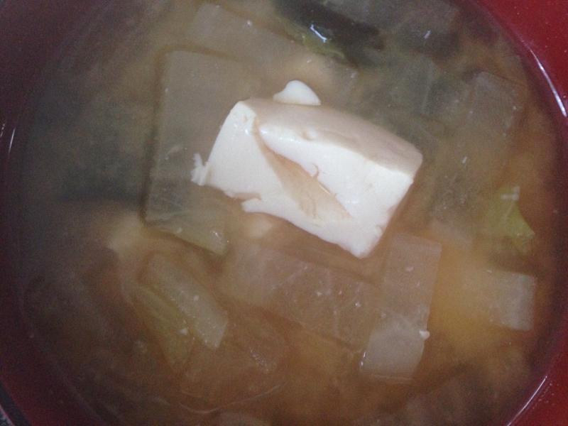 白菜と大根とわかめと豆腐と油揚げの味噌汁