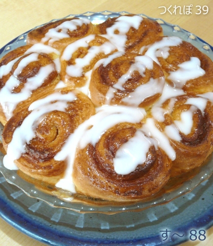 かもめ食堂を観る度、焼きたてのシナモンロールが美味しそうで…
念願かないました！四角い型が無かったので丸皿で作りました。
すごく美味しかったです！また作ります♪