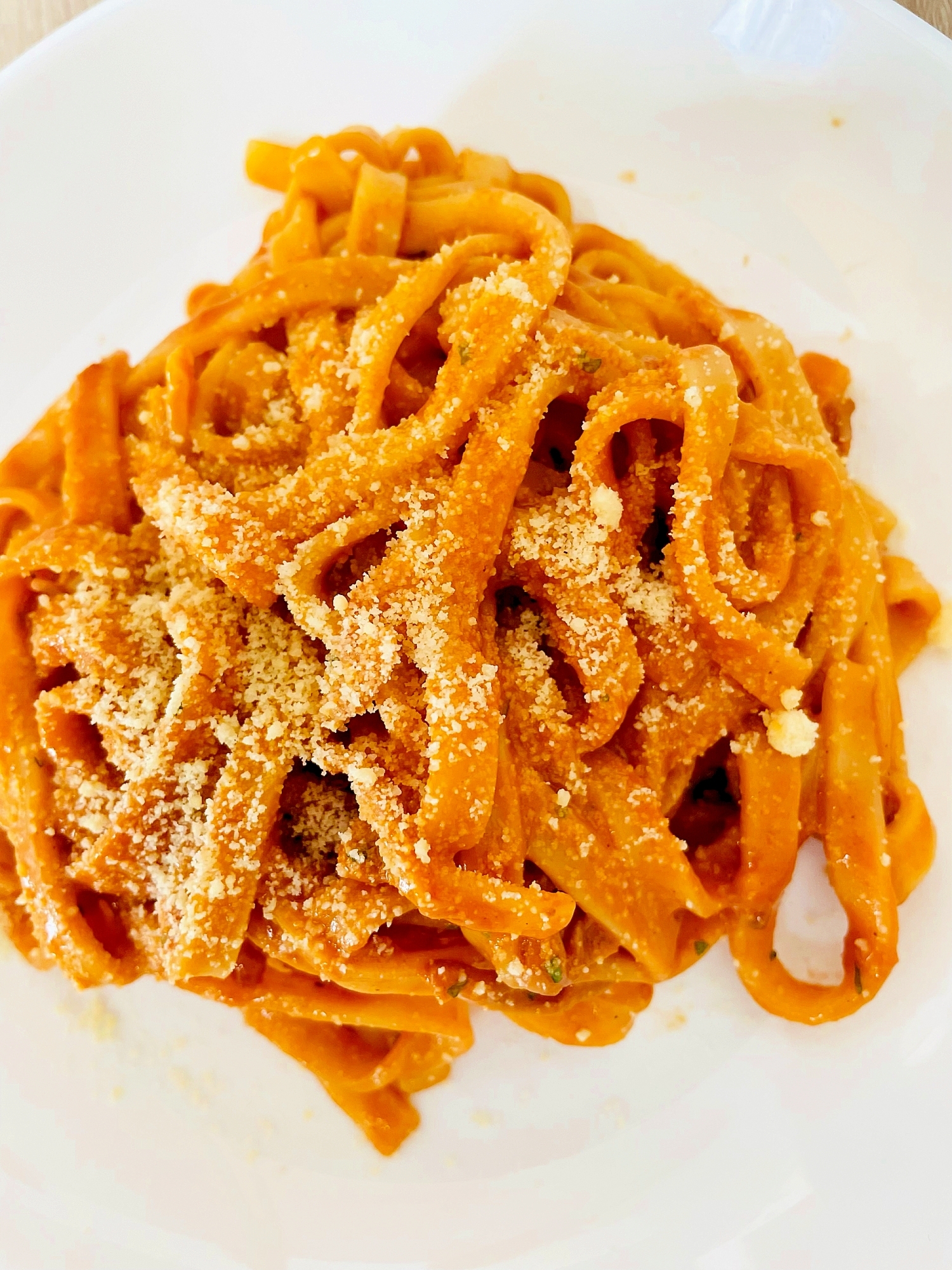 白い器に盛られた、トマトクリームのフィットチーネ