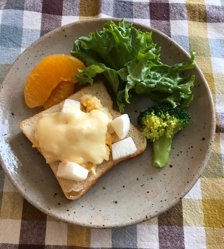 炒り卵と長芋のチーズトーストの朝ごはん