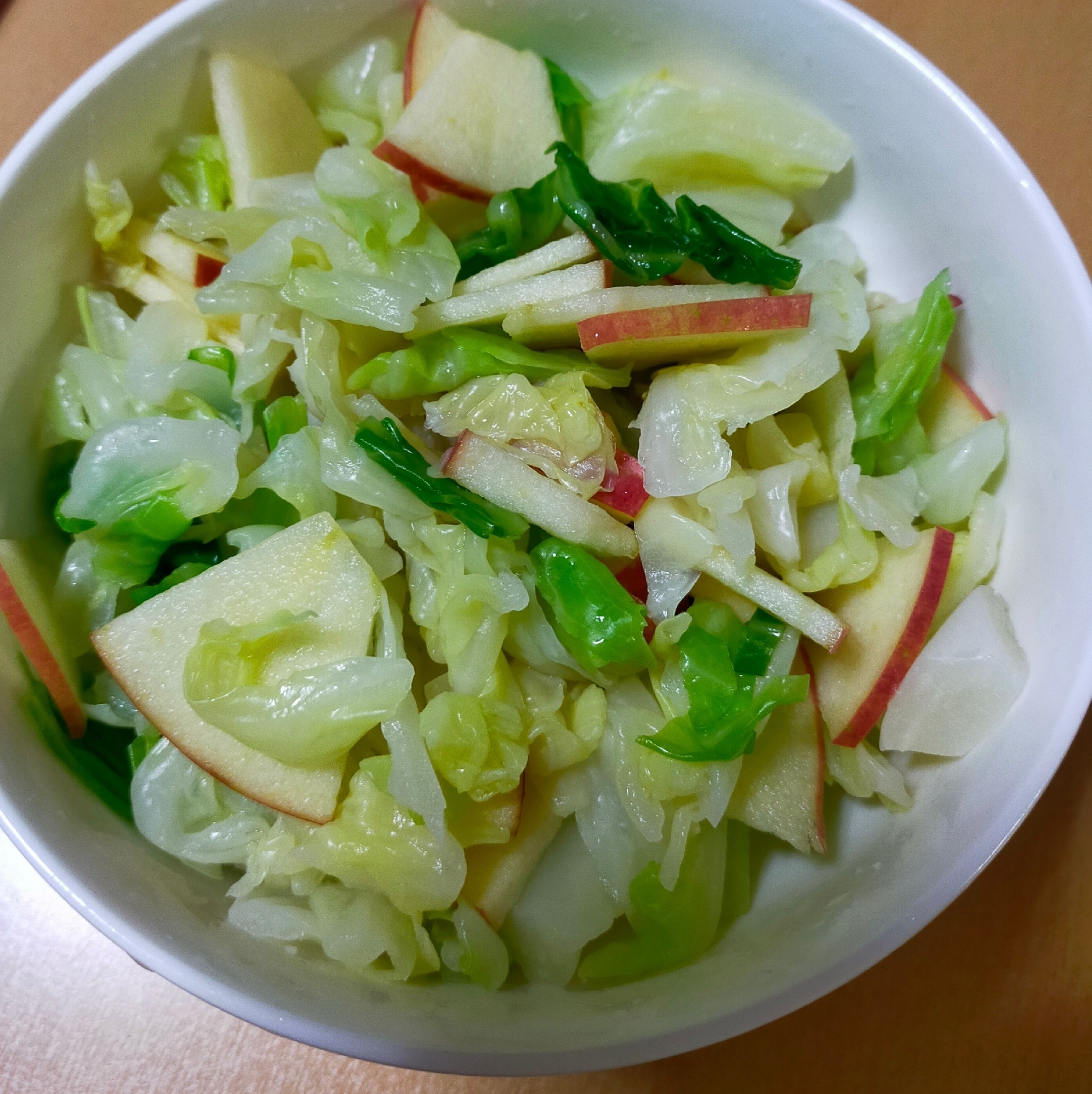 キャベツとりんごの酢の物