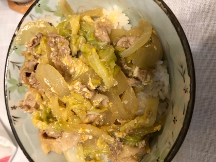 めんつゆで簡単♪　豚キャベ卵丼