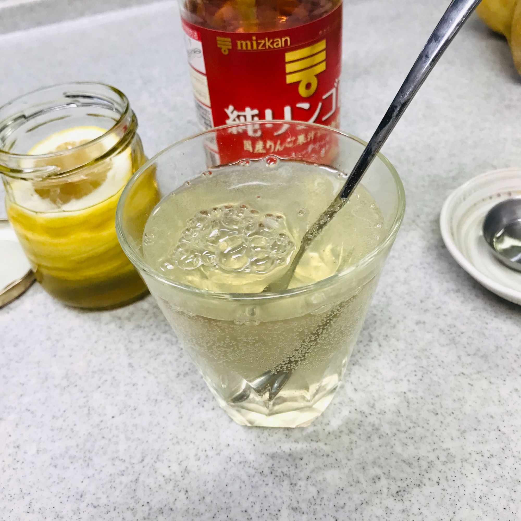 りんご酢とはちみつレモンの炭酸ジュース