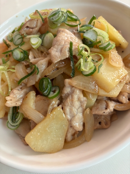 新じゃがいもと玉ねぎ豚肉の焼肉のタレ炒め