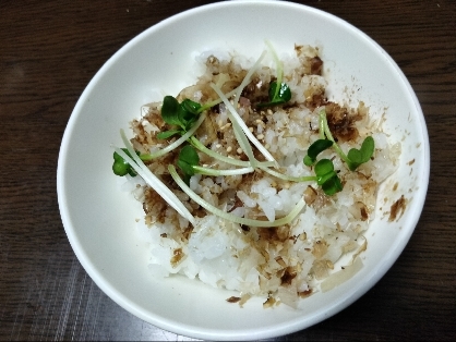 かいわれ大根とおかかとごまのご飯