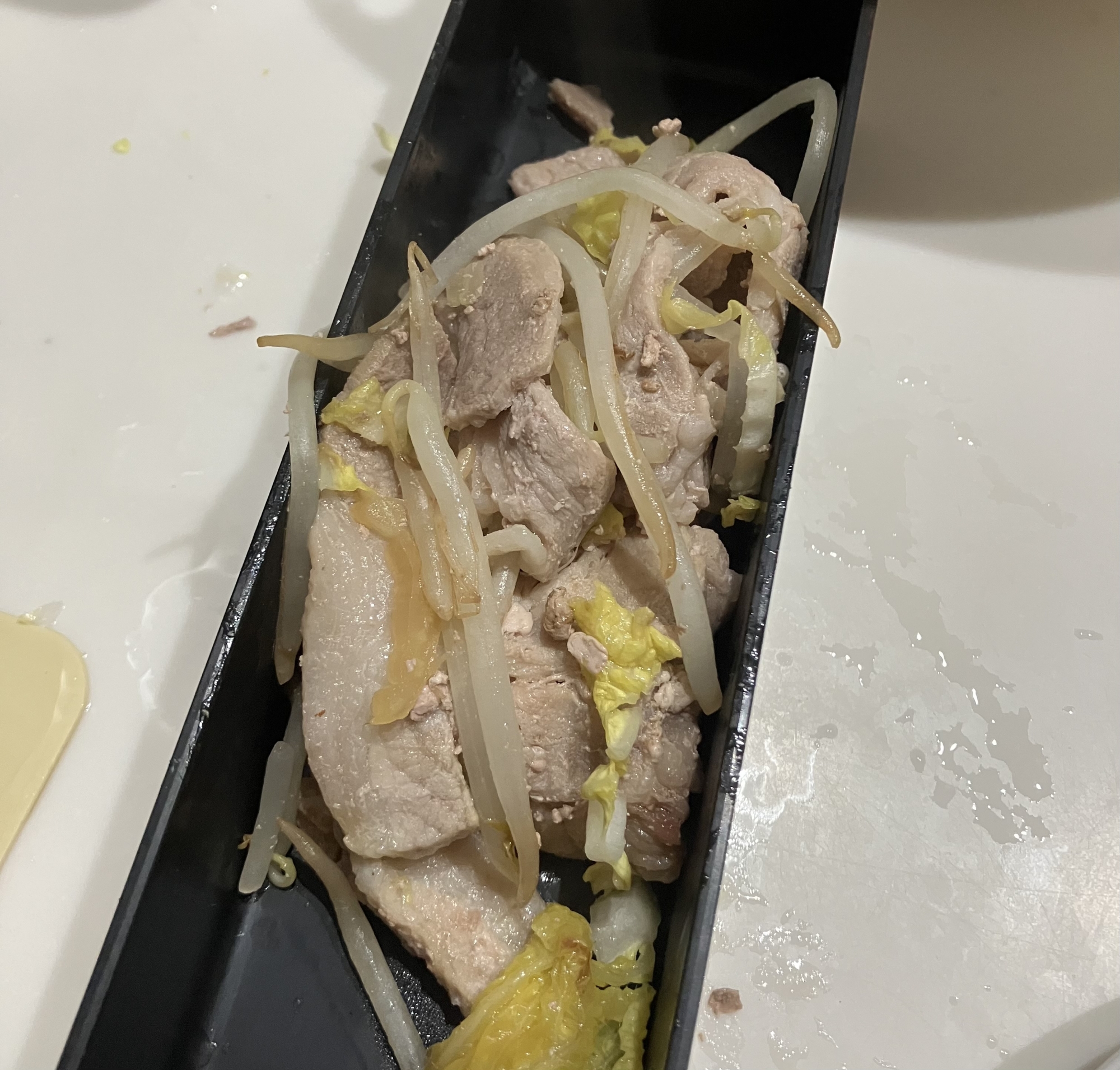 余った白菜ともやしの豚肉炒め