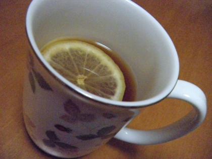 yan260さんの写真見たらレモンティー飲みたくなっちゃって、紅茶TP&冷凍スライスレモン使用の上マグカップで作ったけど美味しくできました～(^_^;)ｴﾍ♪