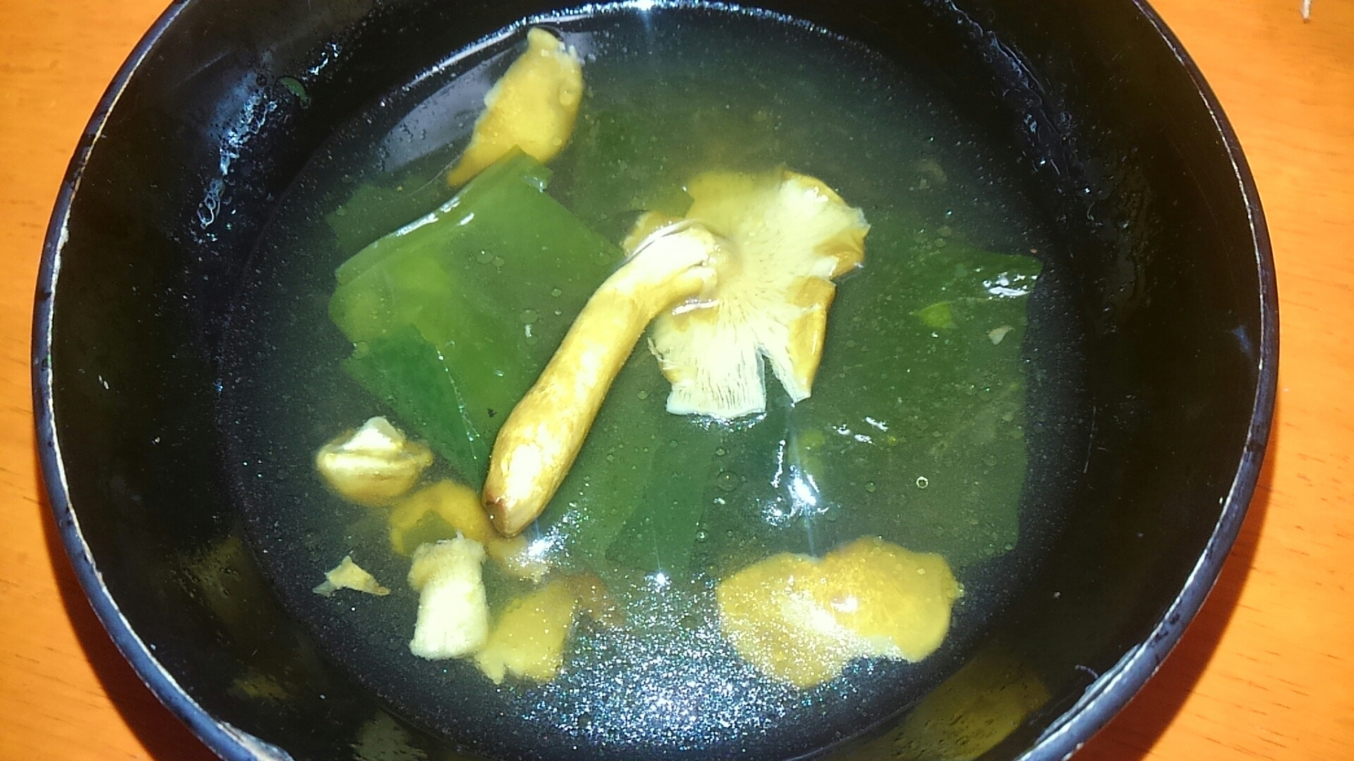 簡単なめことわかめの中華スープ