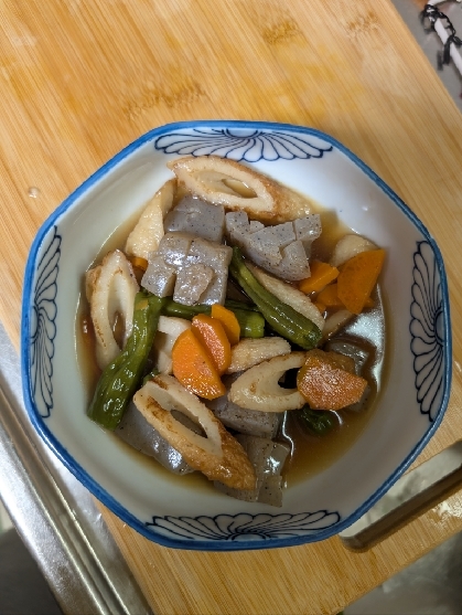 こんにゃくと竹輪と野菜の煮物