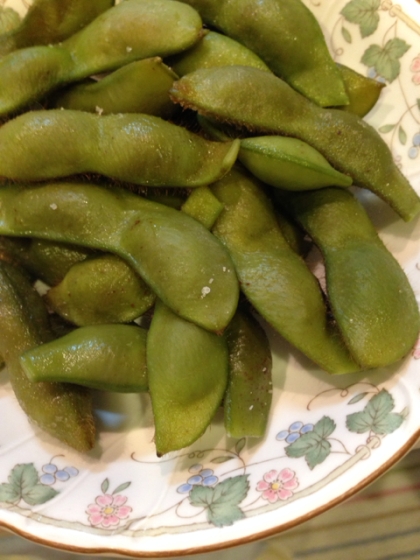 また枝豆頂いたので茹でました〜！
今回は黒豆です♪
大粒なので時間長めで…
もっちり食感がくせになる（≧∇≦）