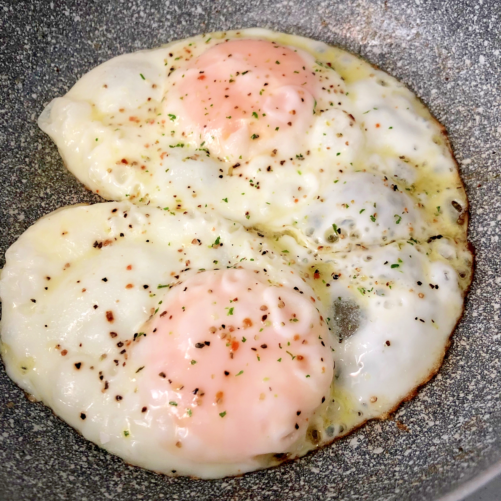 黒コショウの目玉焼き