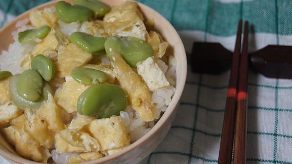 ベルベット布団から出たそら豆をご飯に