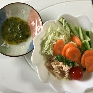 ささみフレークと野菜のサラダバジルソース添え