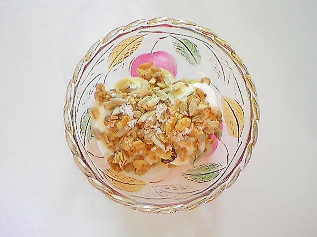 フルグラとひまわりの種のバナナヨーグルト