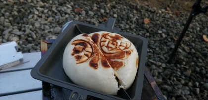 ホットサンドメーカーでピリ辛焼き肉まん♪