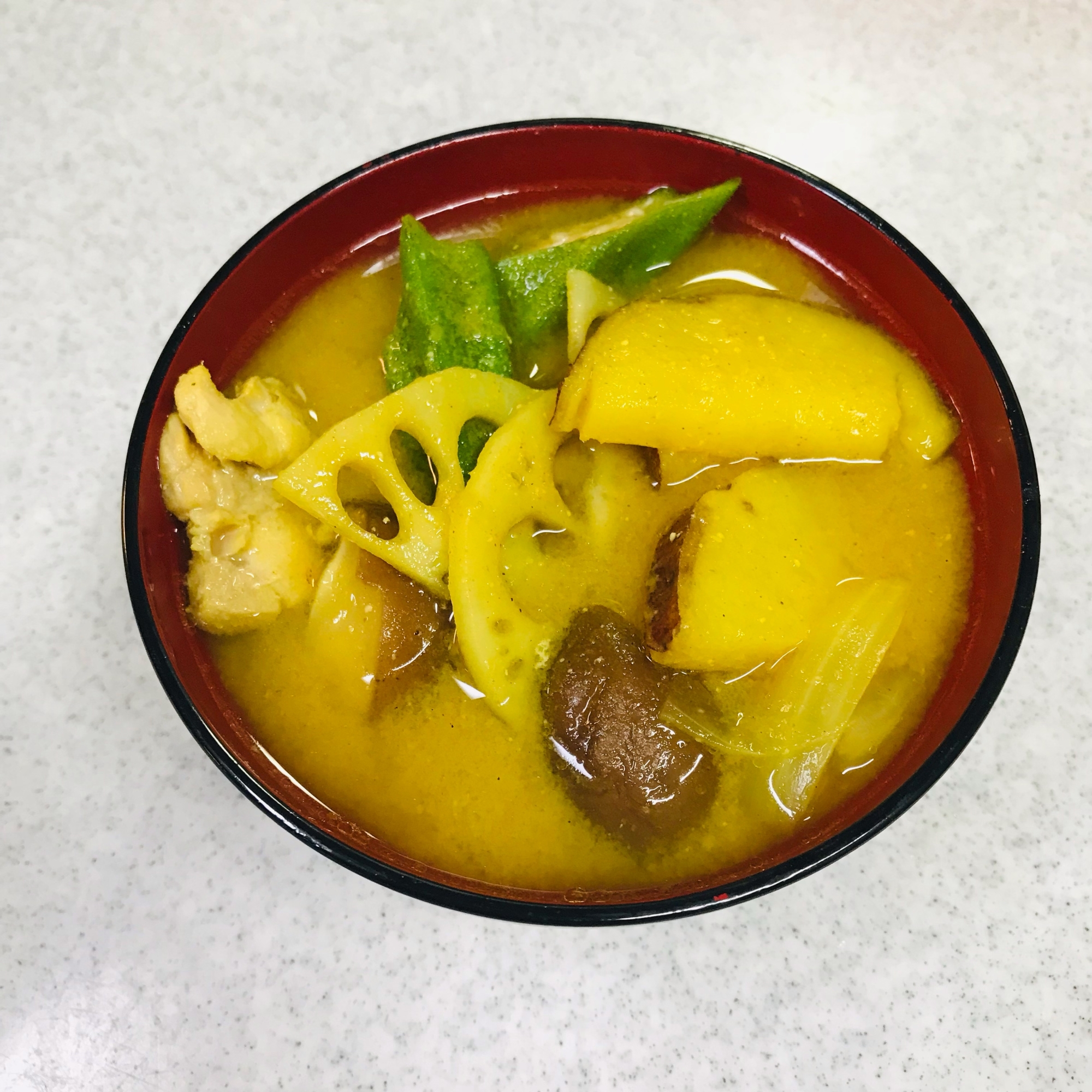 さつまいも蓮根オクラ鶏肉…カレー味の味噌汁