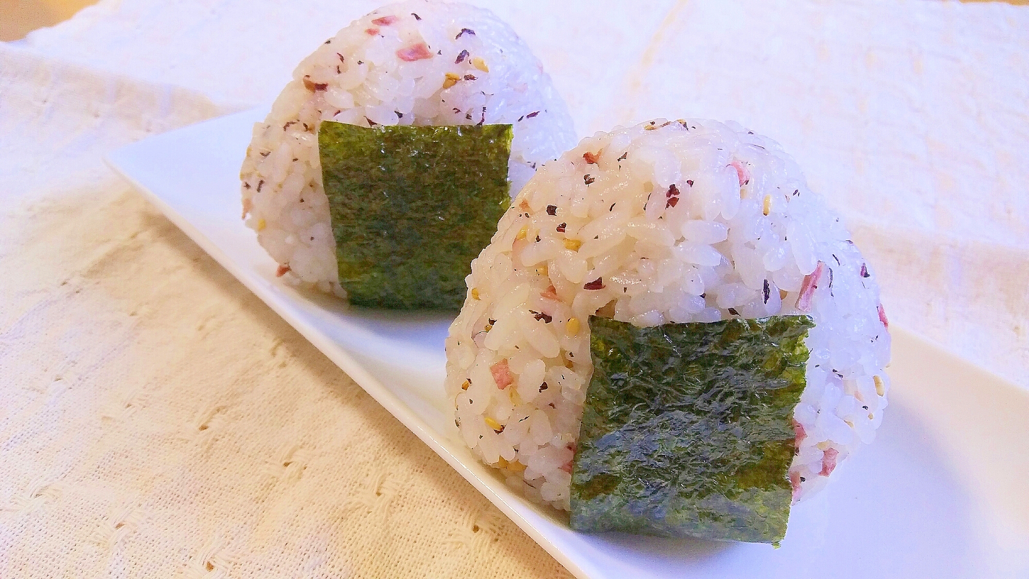 ごま油の香りがふわっと香る ゆかりとごまのおにぎり レシピ 作り方 By Tsnn 楽天レシピ ごま油の香りがふわっと香る ゆかりとごまのおにぎり レシピ 作り方 By Tsnn 楽天レシピ