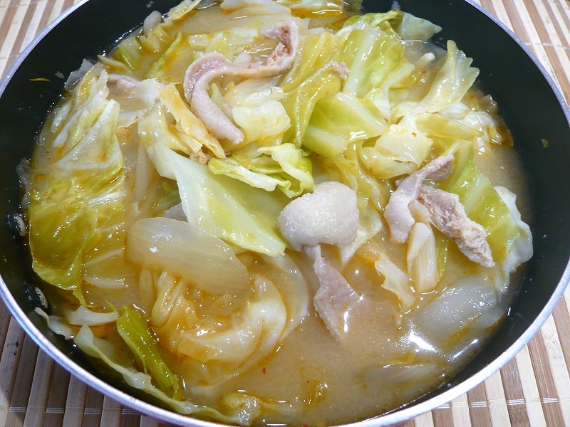 鶏皮とキャベツの味噌スープ