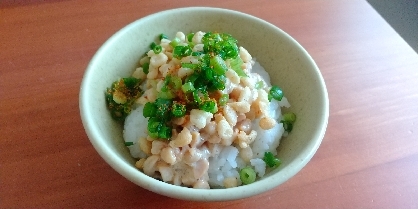 １人お昼ごはんに作りました♡
揚げ玉がサクっと 七味でピリッといつもとは一味違った納豆ごはん美味しかったです(^-^)