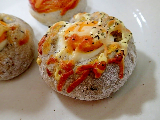 黒ごま丸パン生地で　ゆで卵チーズパン