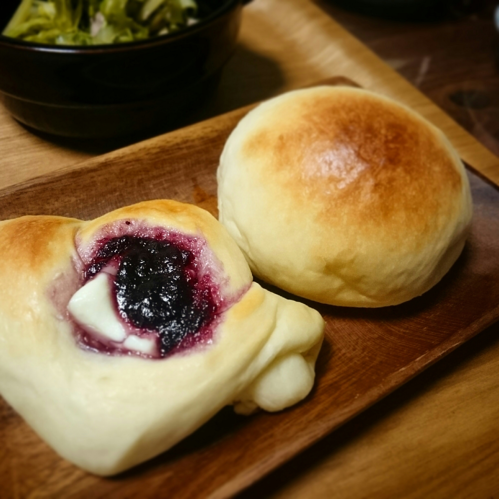 朝は焼くだけ！簡単クリームチーズパン