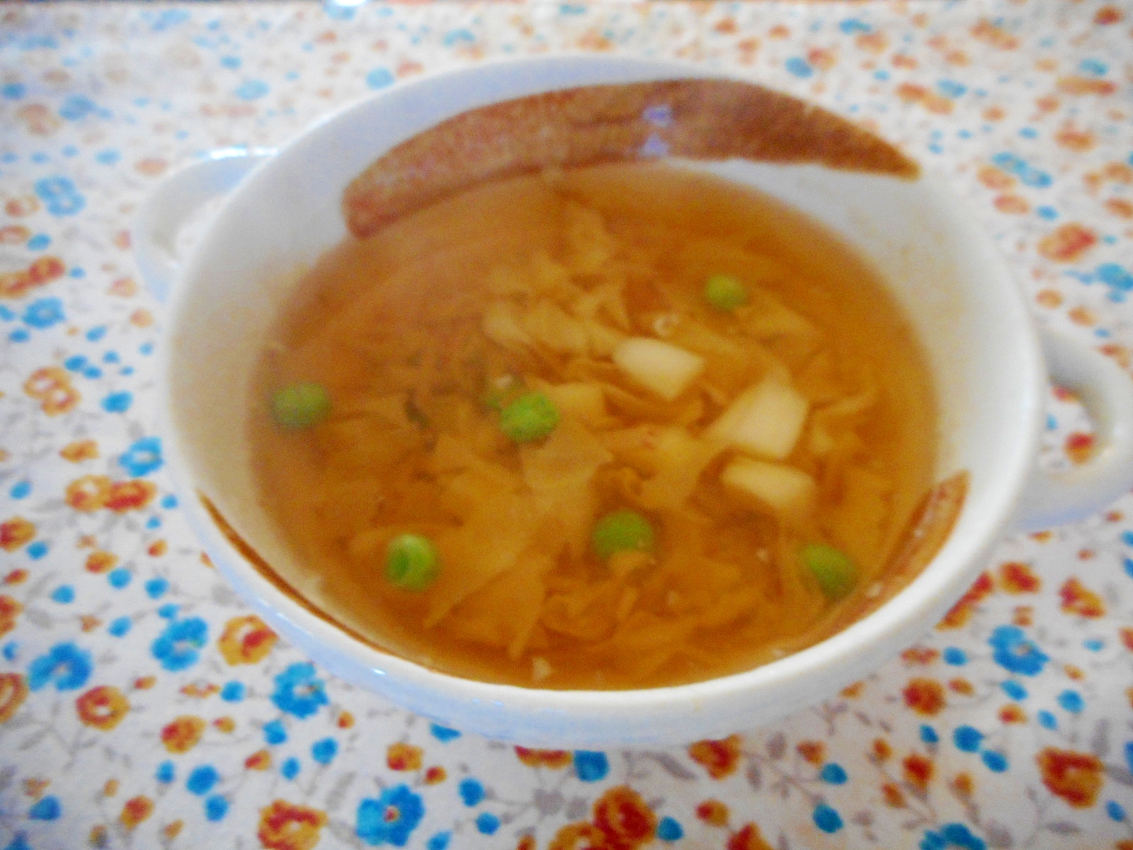 キャベツとグリンピースの生姜スープ