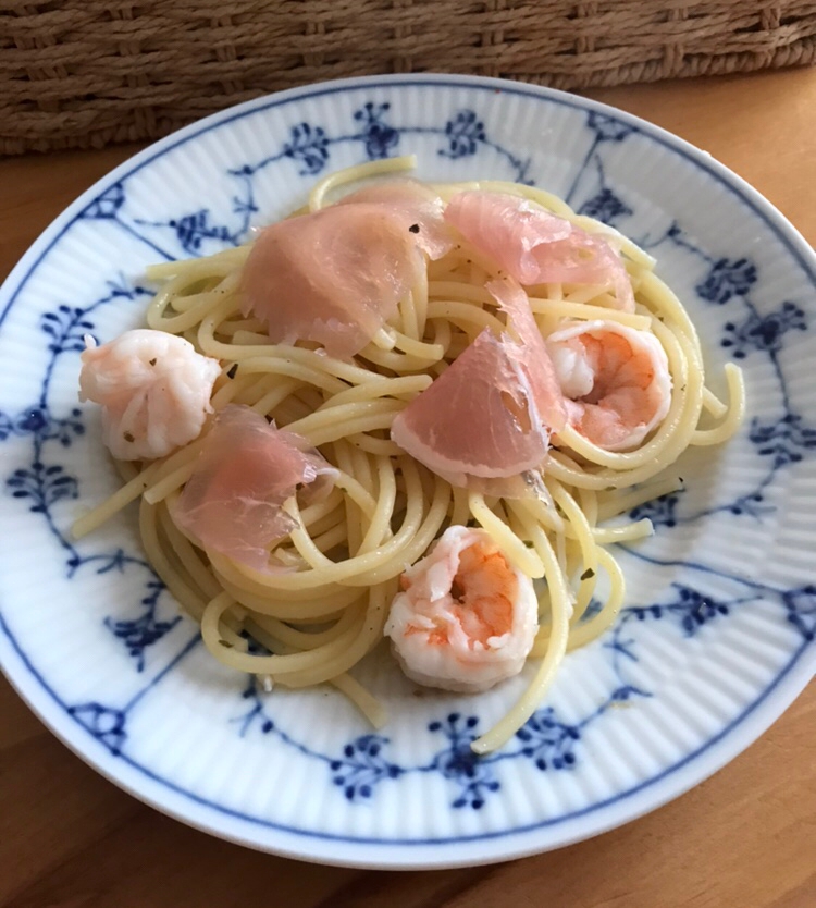 むきエビと生ハムのパスタ