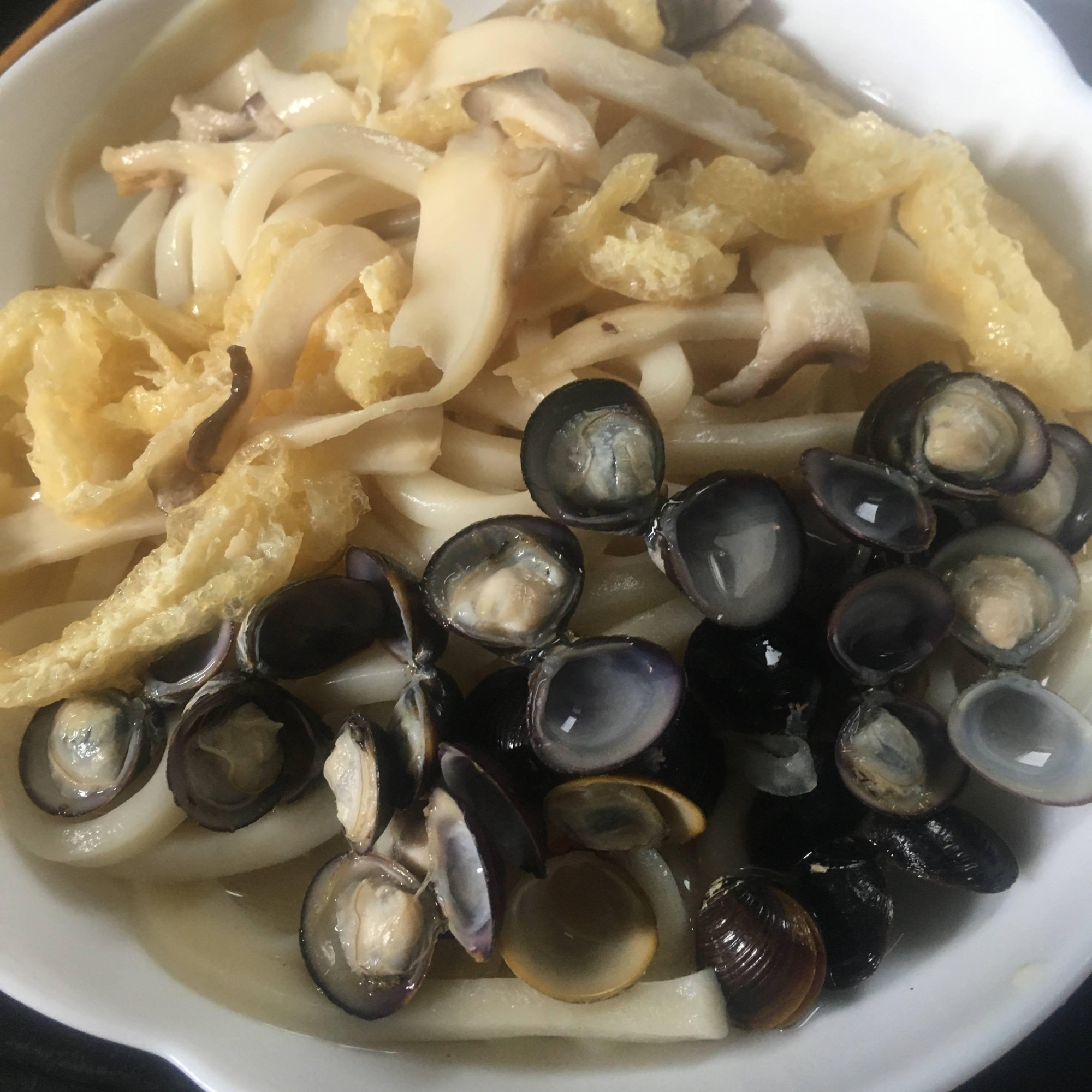 エリンギ、油揚げ、しじみのかけうどん