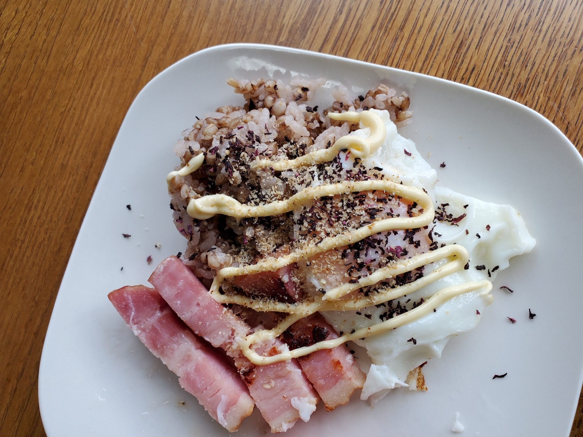 目玉焼きとベーコンのゆかりマヨネーズご飯