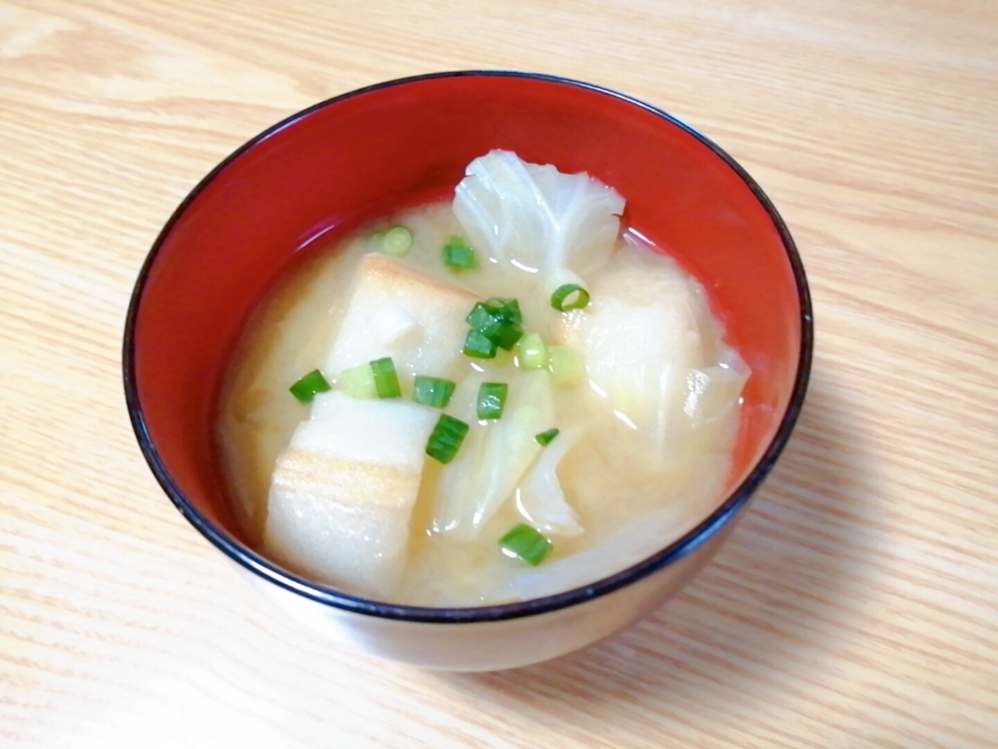 キャベツと麩と小ねぎの味噌汁