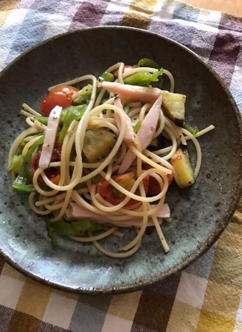 サラダチキンと夏野菜のパスタ