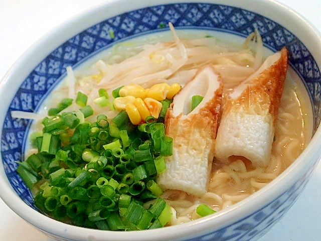 もやしと竹輪と葱の豚骨ラーメン